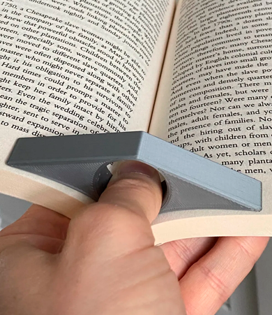 Представленная 3D-модель держатель для книжных страниц  - это простой и функциональный аксессуар, который можно легко изготовить с помощью 3D-принтера.