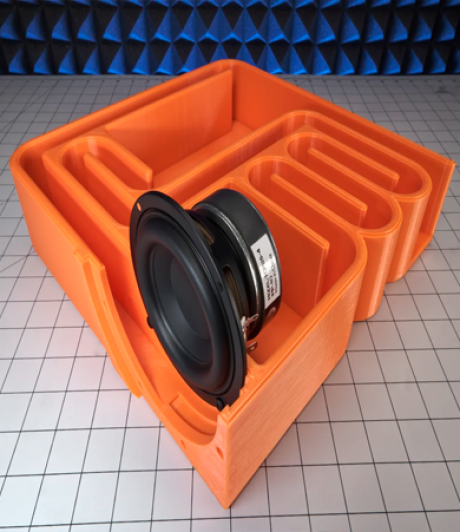 3D-модель представляет собой корпус сабвуфера, рассчитанный на использование с динамиком Dayton TCP115-4 и выполненный по схеме полосового фильтра 7-го порядка.
