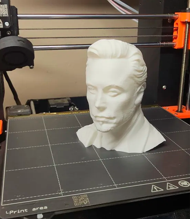  3D модель бюста Илона Маска представляет собой реалистичное трехмерное изображение головы известного предпринимателя и инженера.